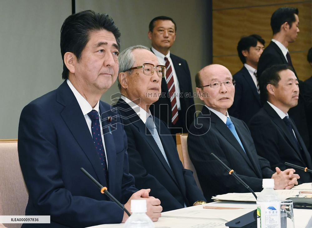Japan gov't panel on emperor's abdication begins discussions