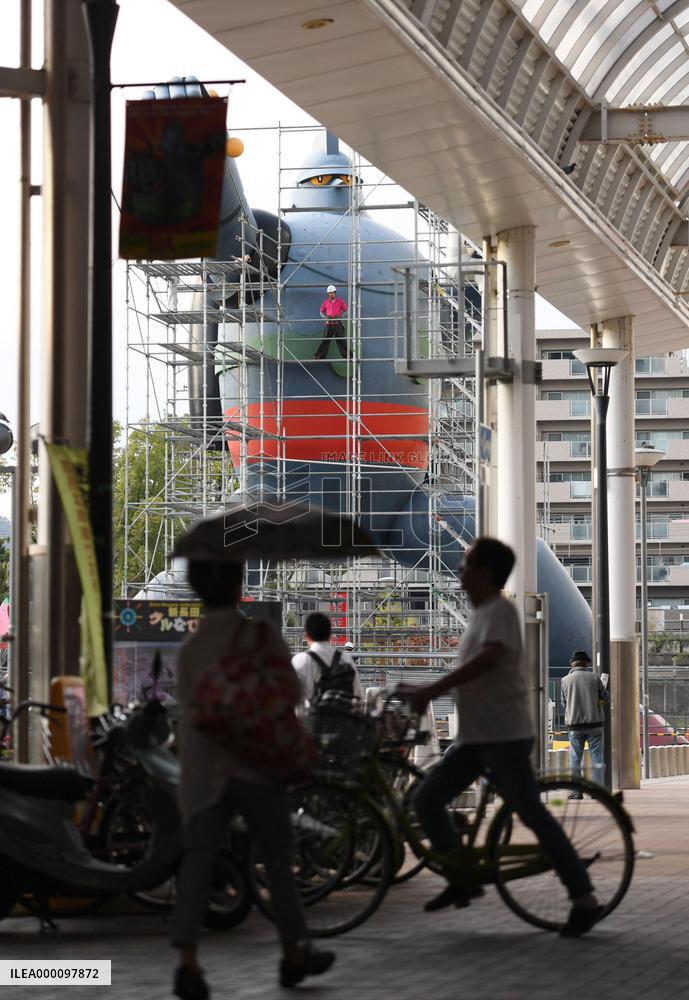 Repainting of Tetsujin 28 under way in Kobe
