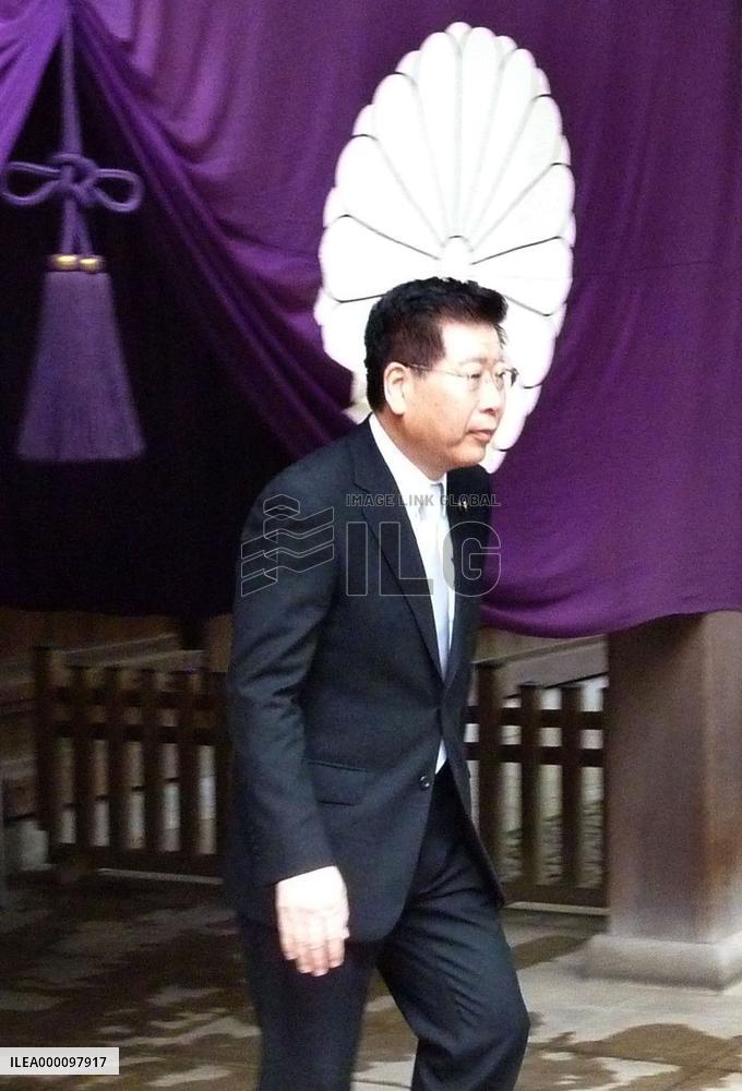 Abe's aide visits war-linked Yasukuni Shrine