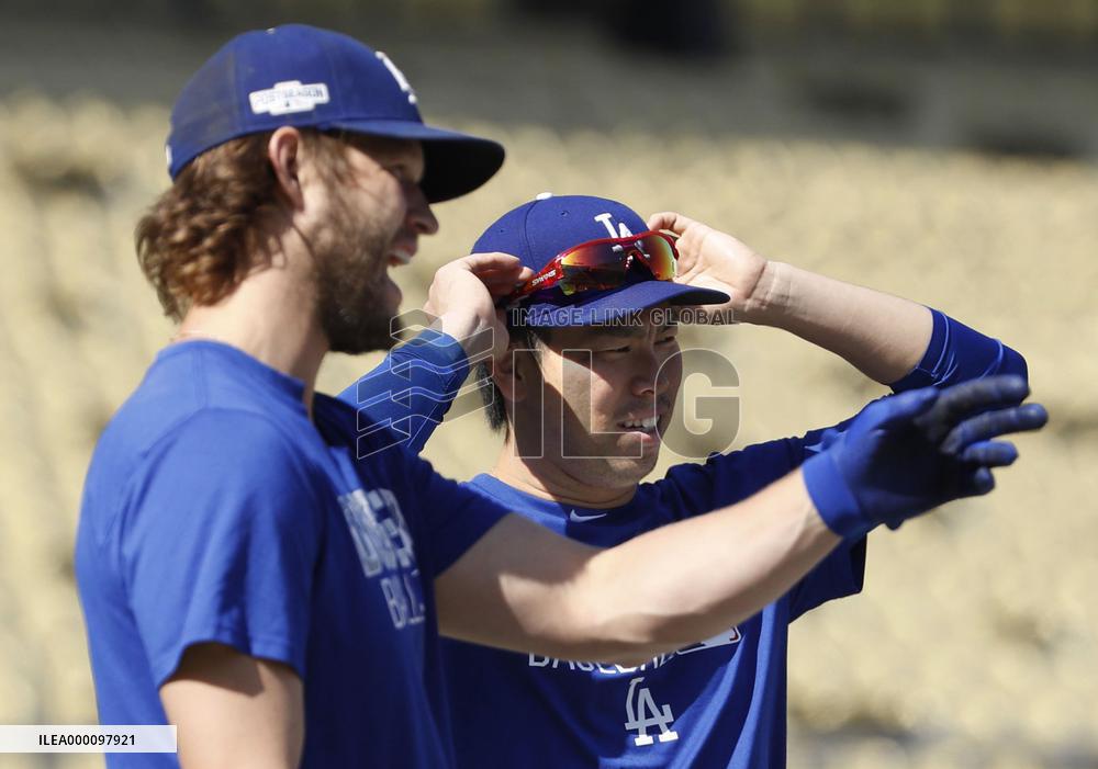 Baseball: Kershaw, Maeda during pregame practice