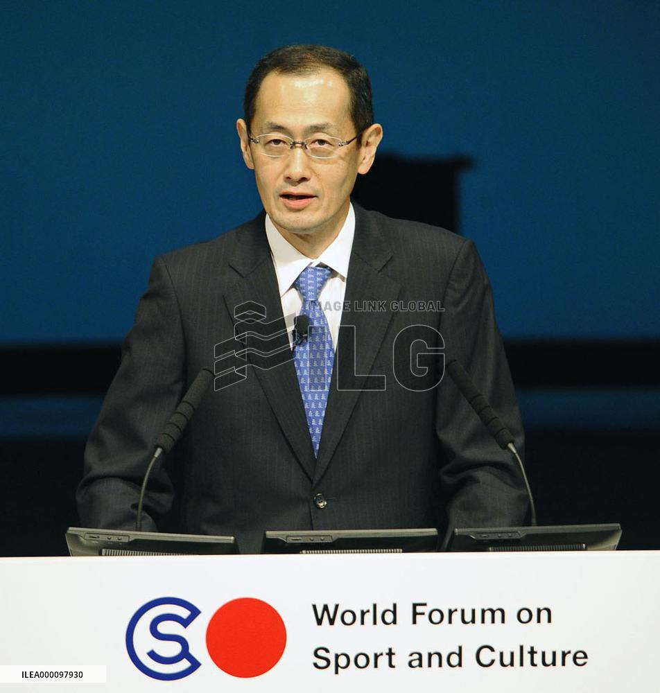 Nobel laureate Yamanaka at int'l forum on sports, culture