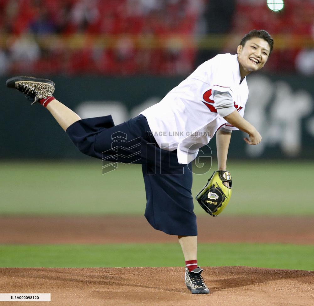 Olympic champion Icho throws 1st pitch of Japan Series Game 1