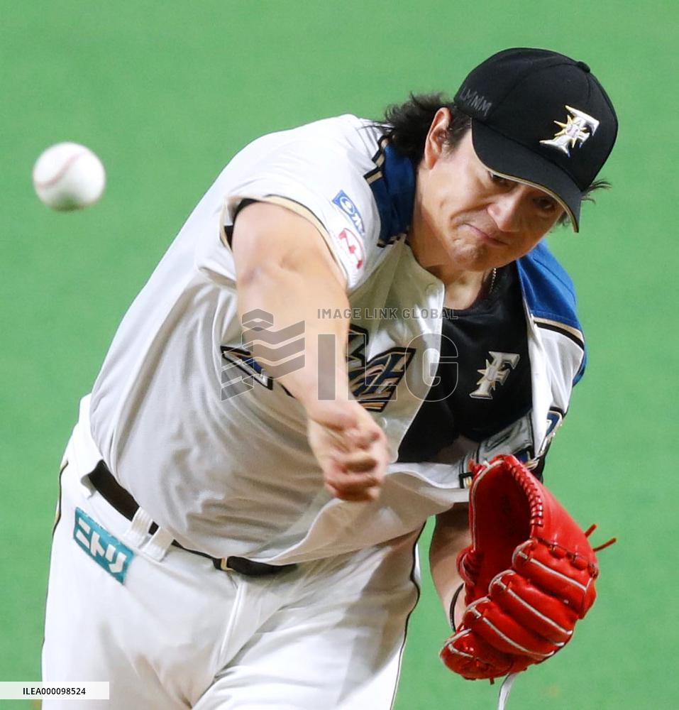 Baseball: Mendoza keeps Fighters in Series with banner relief effort