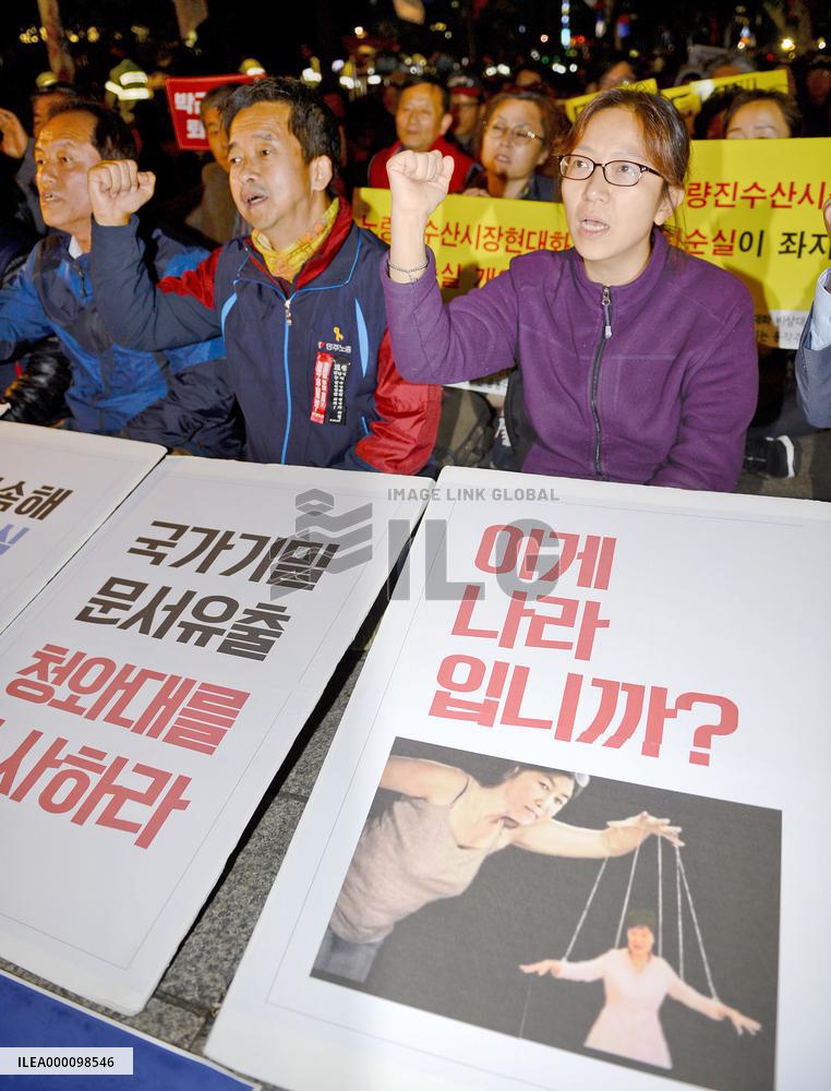 S. Korean Pres. Park under fire for confidante scandal