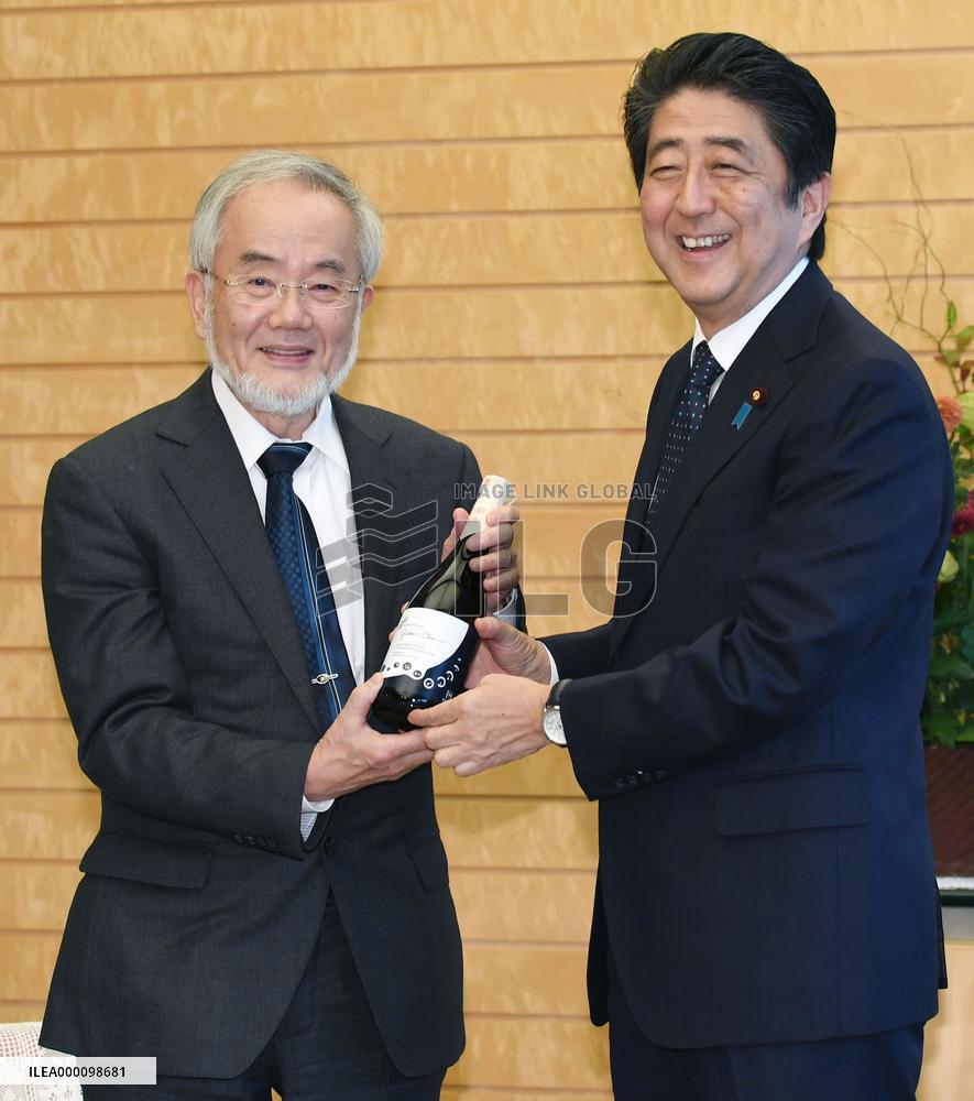 Nobel laureate Osumi meets with PM Abe