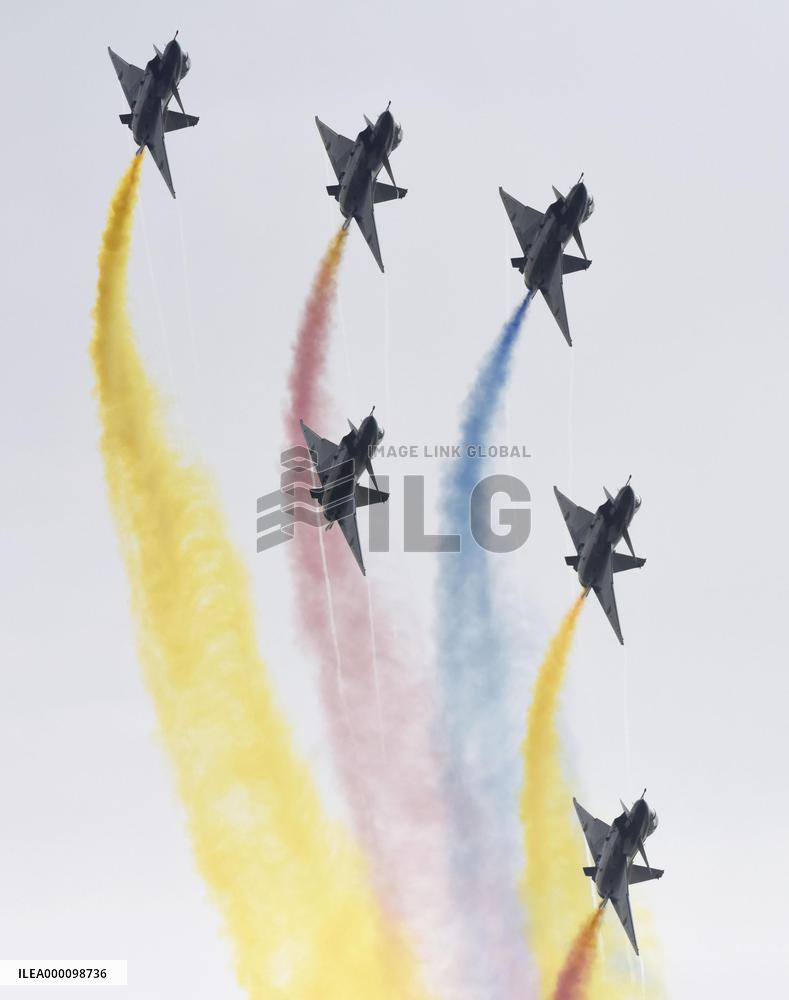 Acrobatic fighters fly in formation at Airshow China