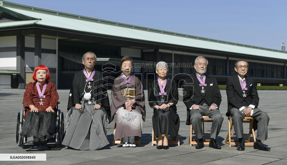 6 recipients of top cultural award at Imperial Palace