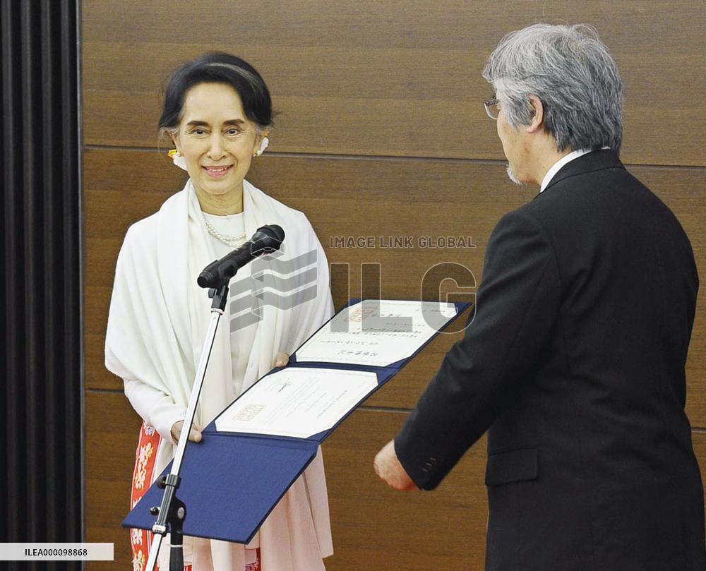 Suu Kyi receives honorary doctorate from Kyoto University