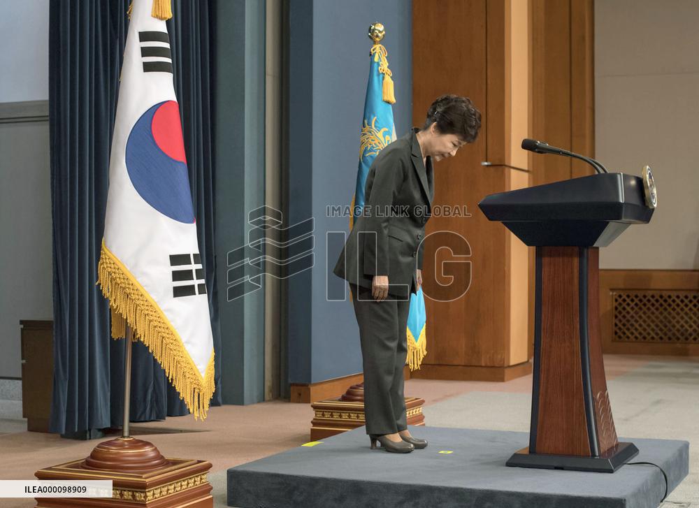 Scandal-hit Park says willing to accept probe