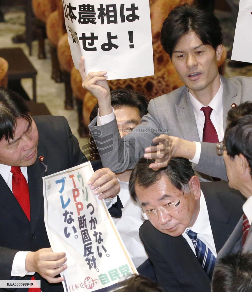 Ruling parties push TPP through committee