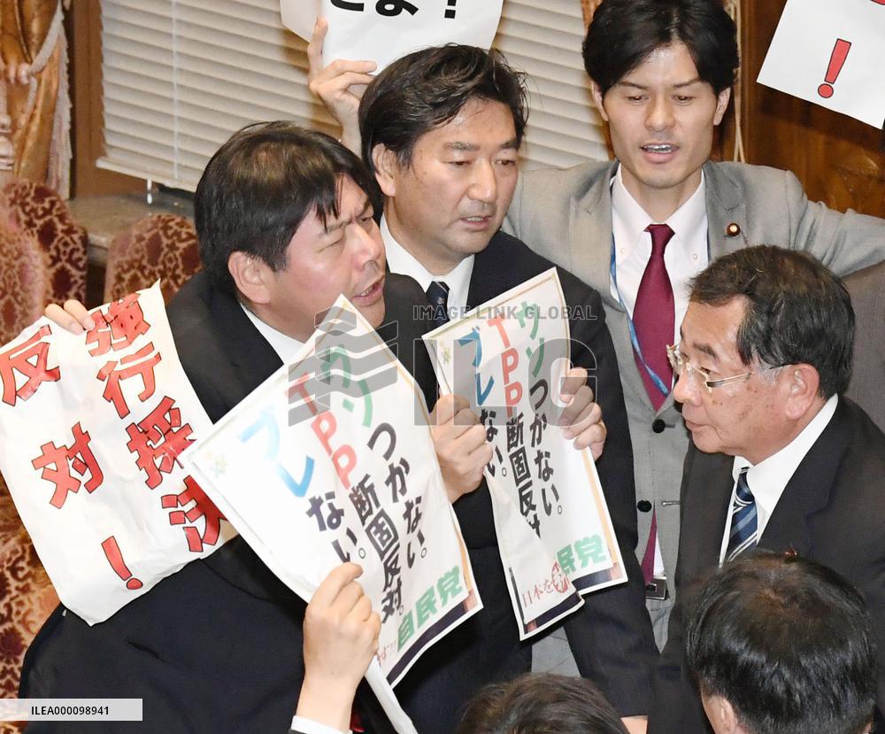 Ruling parties push TPP through committee