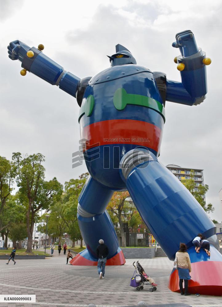 Repainted "Tetsujin 28-go" statue unveiled