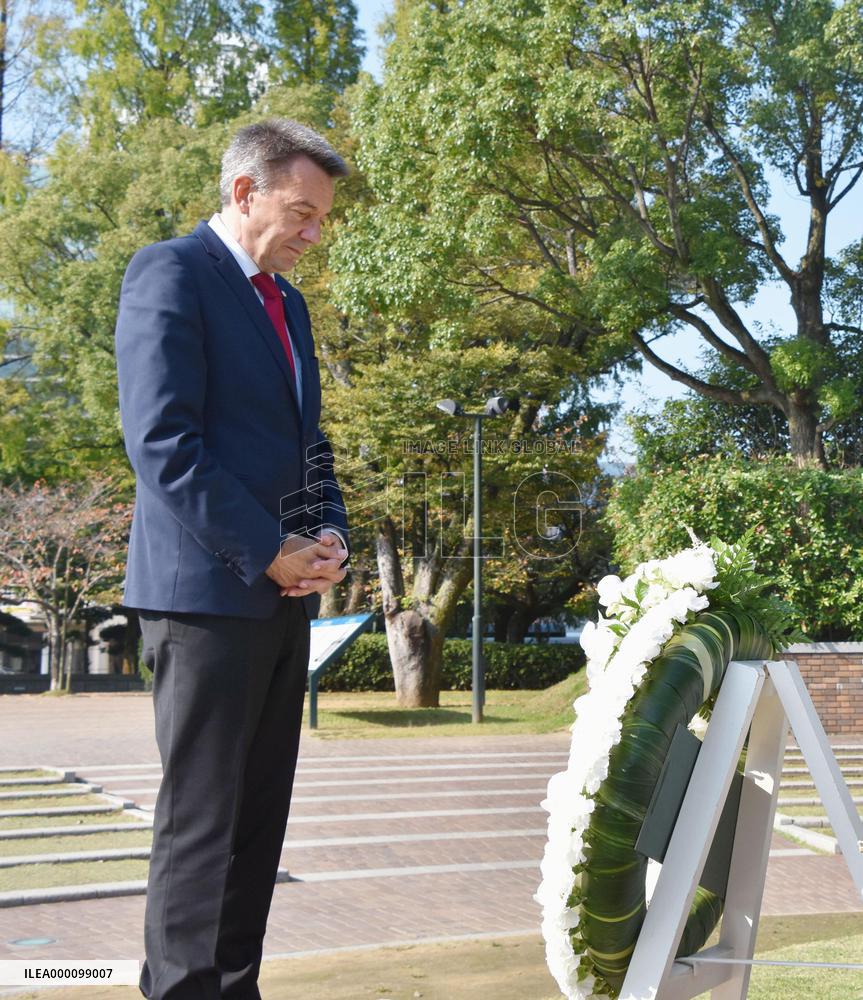 Int'l Red Cross chief visits Nagasaki A-bomb memorials