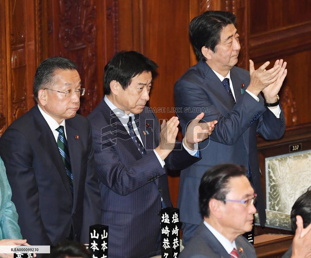 Japan's lower house ratifies TPP as U.S. prospects diminish