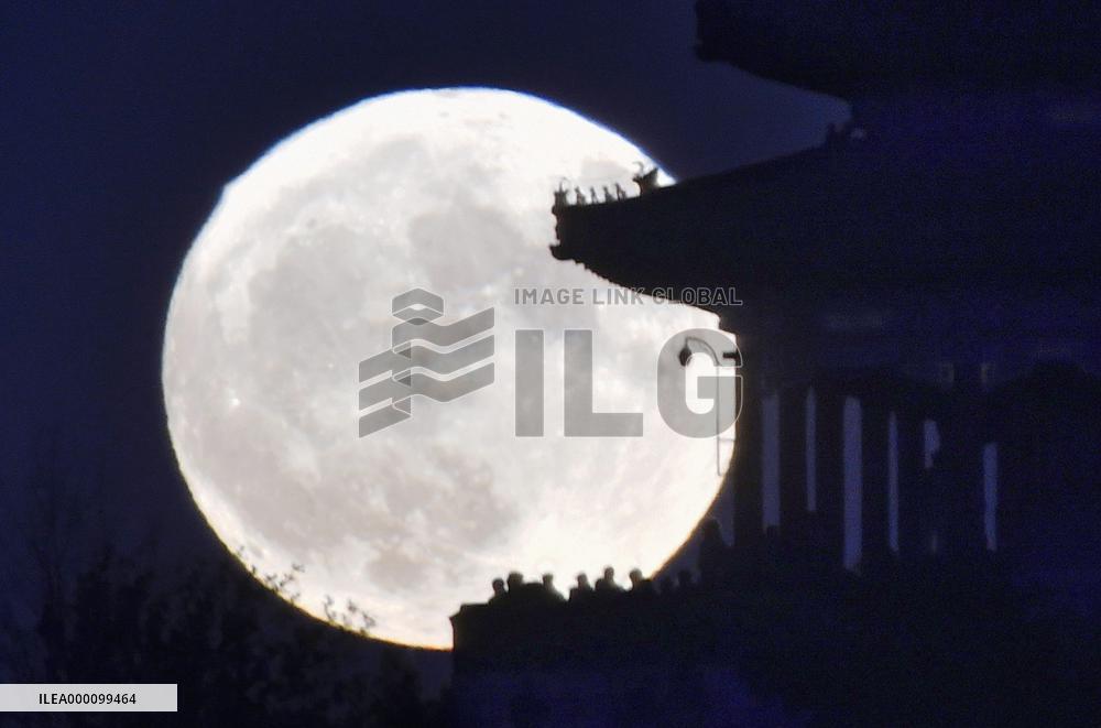 Supermoon lights up sky in Beijing