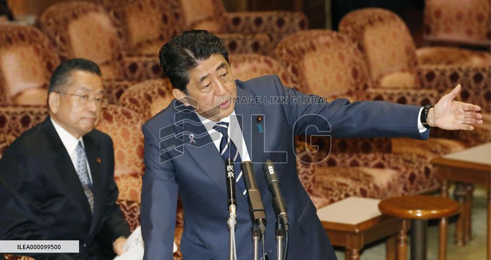 PM Abe attends upper house TPP session