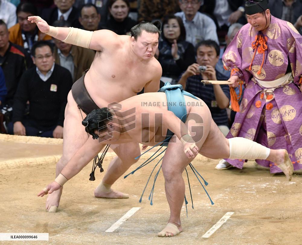 Sumo: Hakuho retains share of lead with win No. 1,001