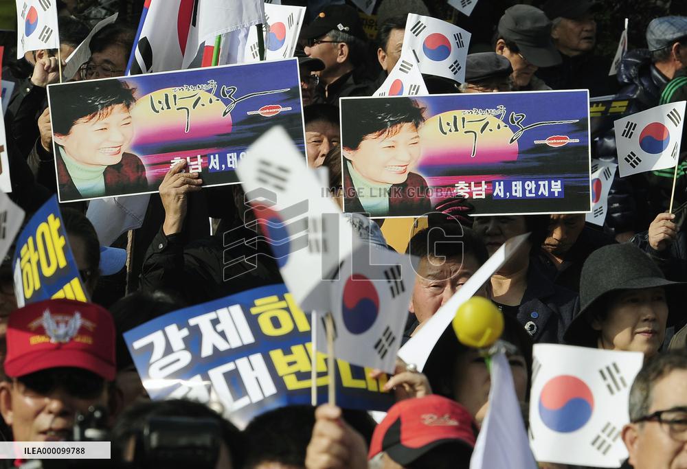 Supporters of S. Korean President Park