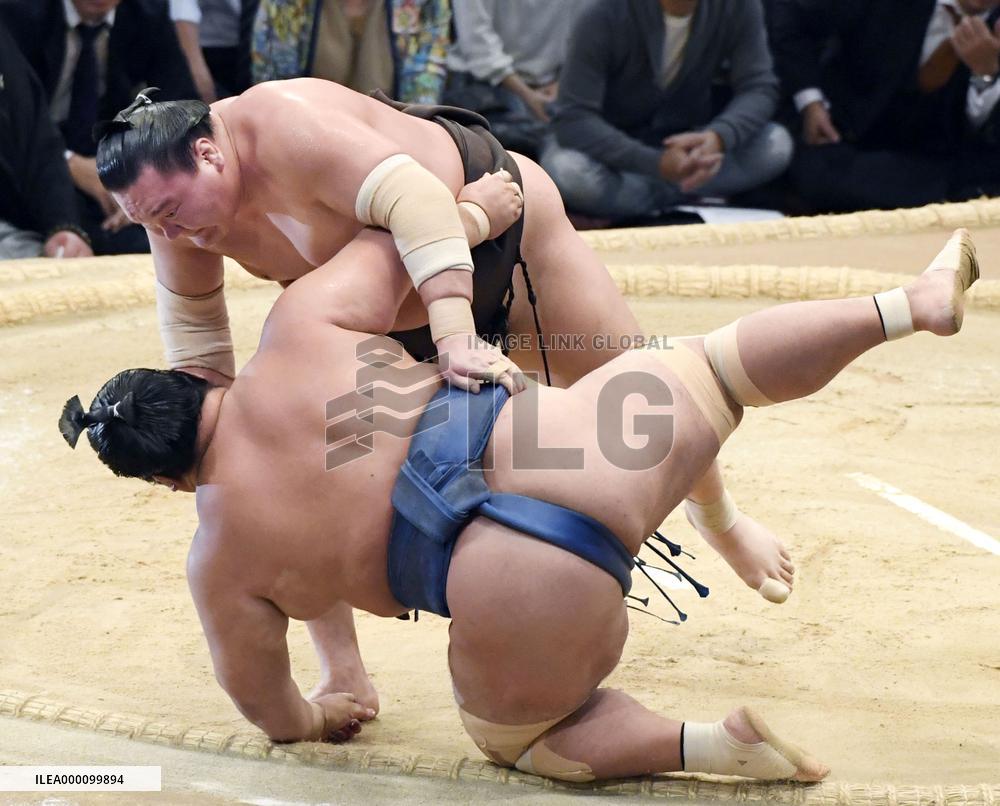 Sumo: Hakuho stays one behind Kakuryu at Kyushu