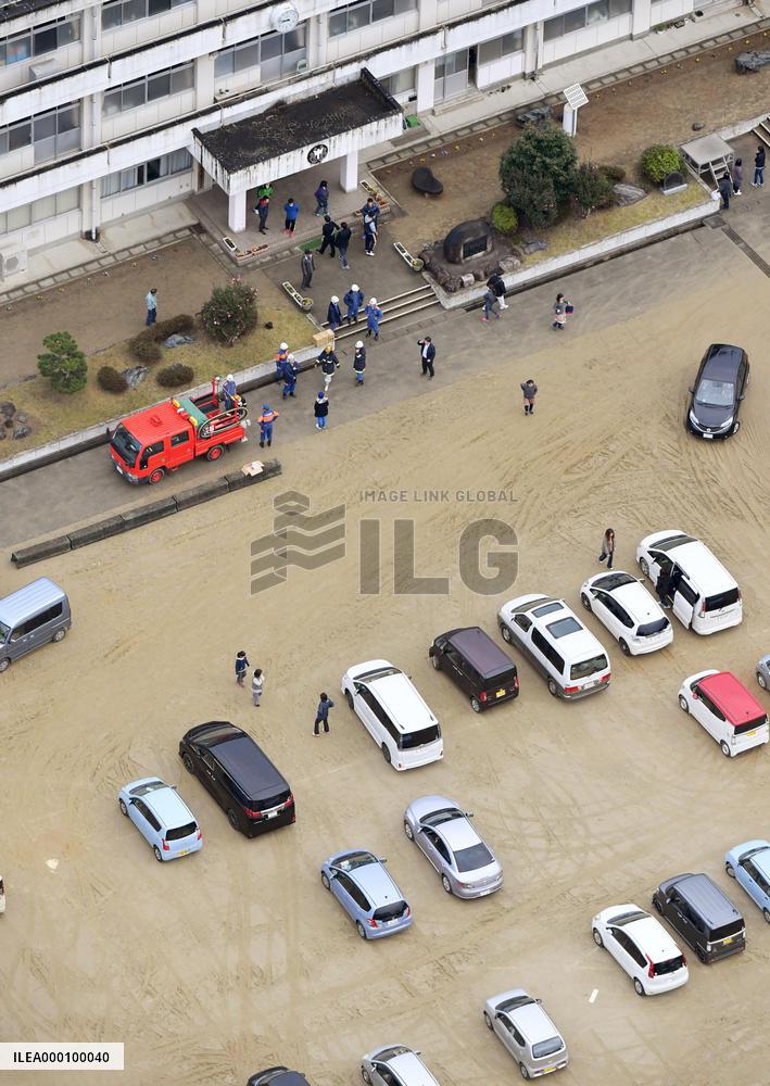 Residents in northeastern Japan evacuate after quake, tsunami warnings