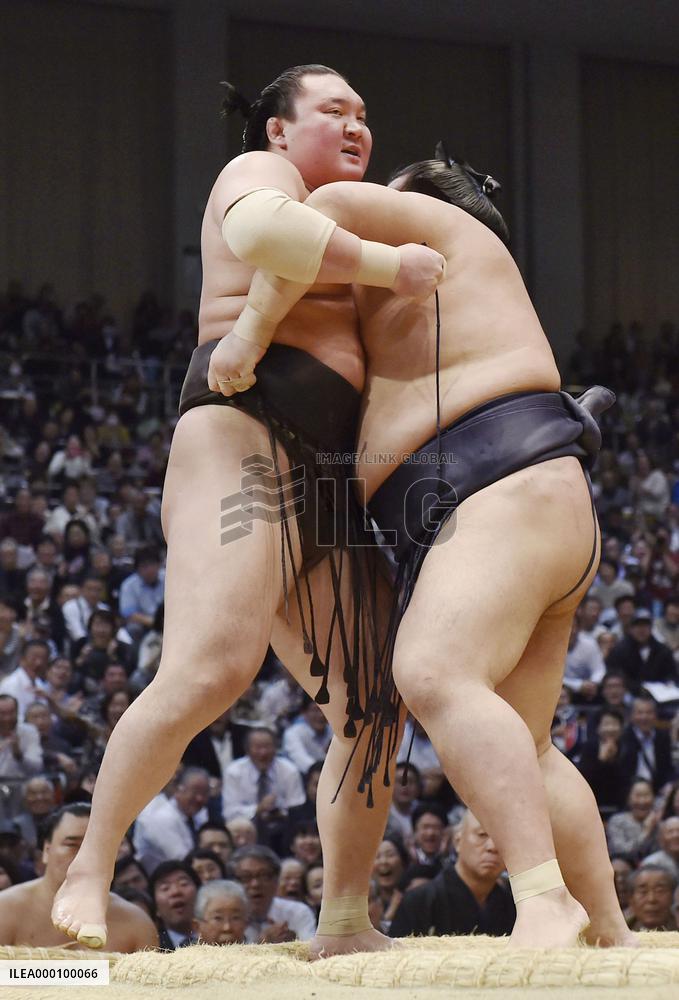 Hakuho handed 2nd loss at Kyushu Grand Sumo Tournament
