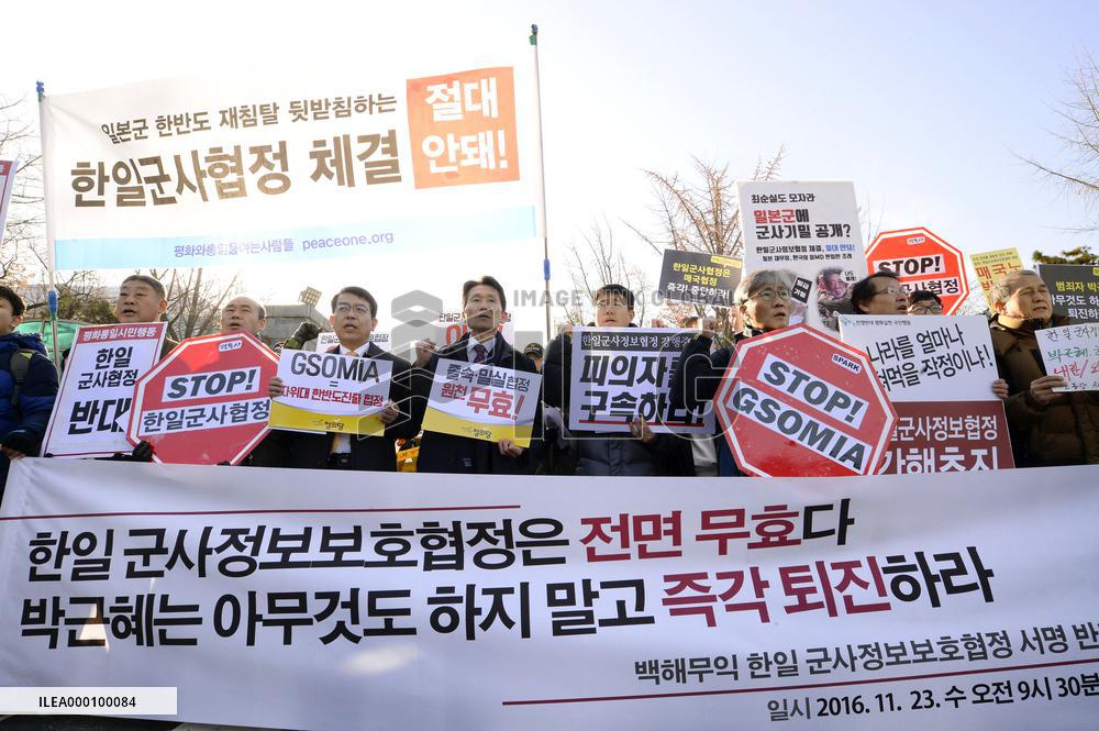 S. Korea, Japan sign pact on military intelligence sharing