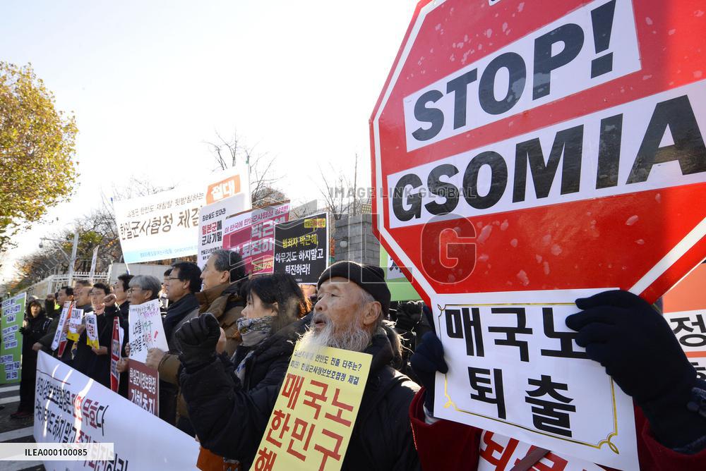 S. Korea, Japan sign pact on military intelligence sharing