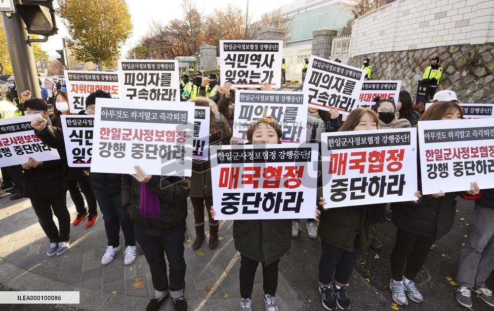 S. Korea, Japan sign pact on military intelligence sharing