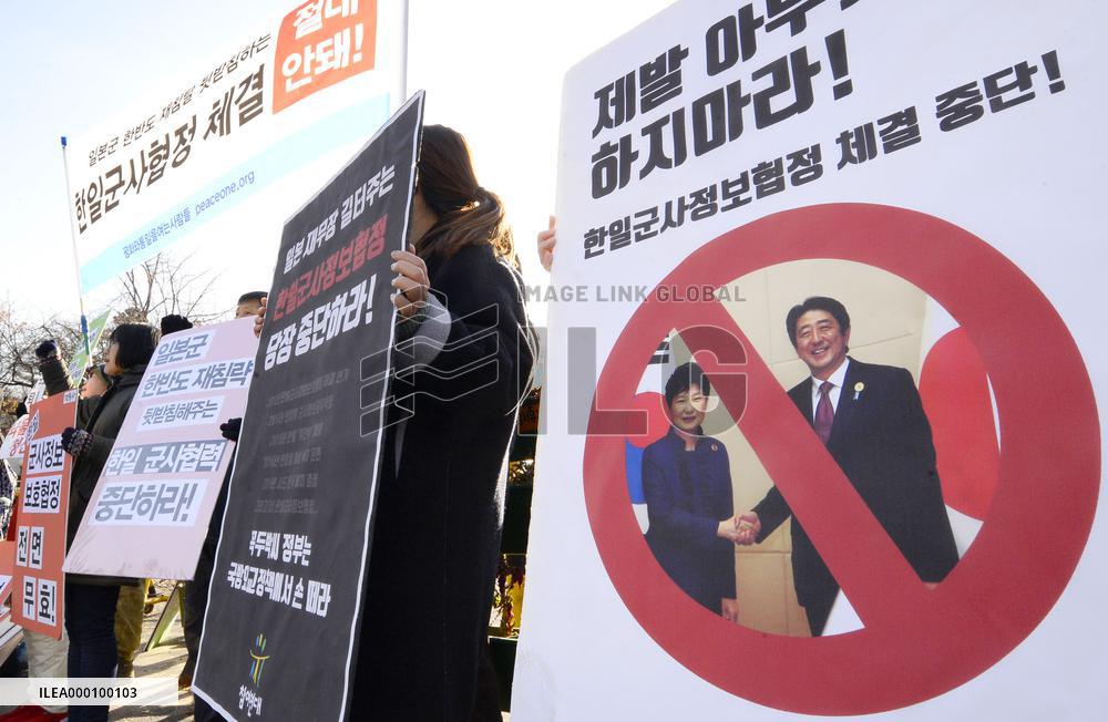 S. Korea, Japan sign pact on military intelligence sharing