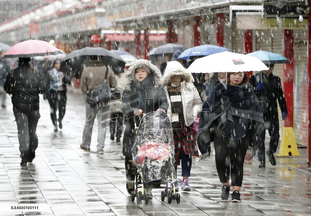 1st Nov. snowfall in 54 years as cold air grips Tokyo