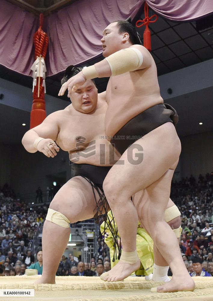 Hakuho suffers 3rd loss at Kyushu Grand Sumo Tournament