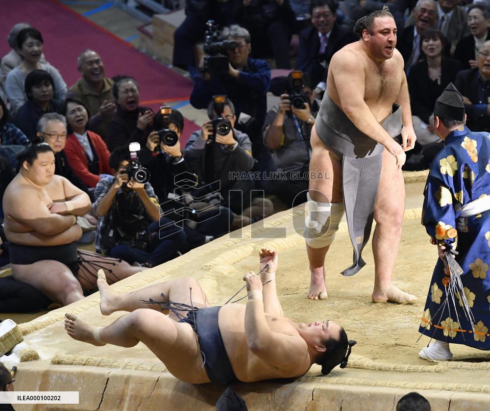 Ozeki Kisenosato succumbs to Tochinoshin