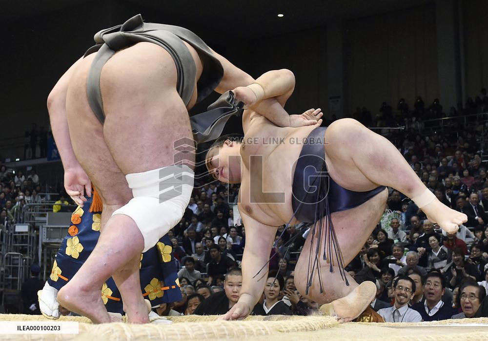 Ozeki Kisenosato succumbs to Tochinoshin