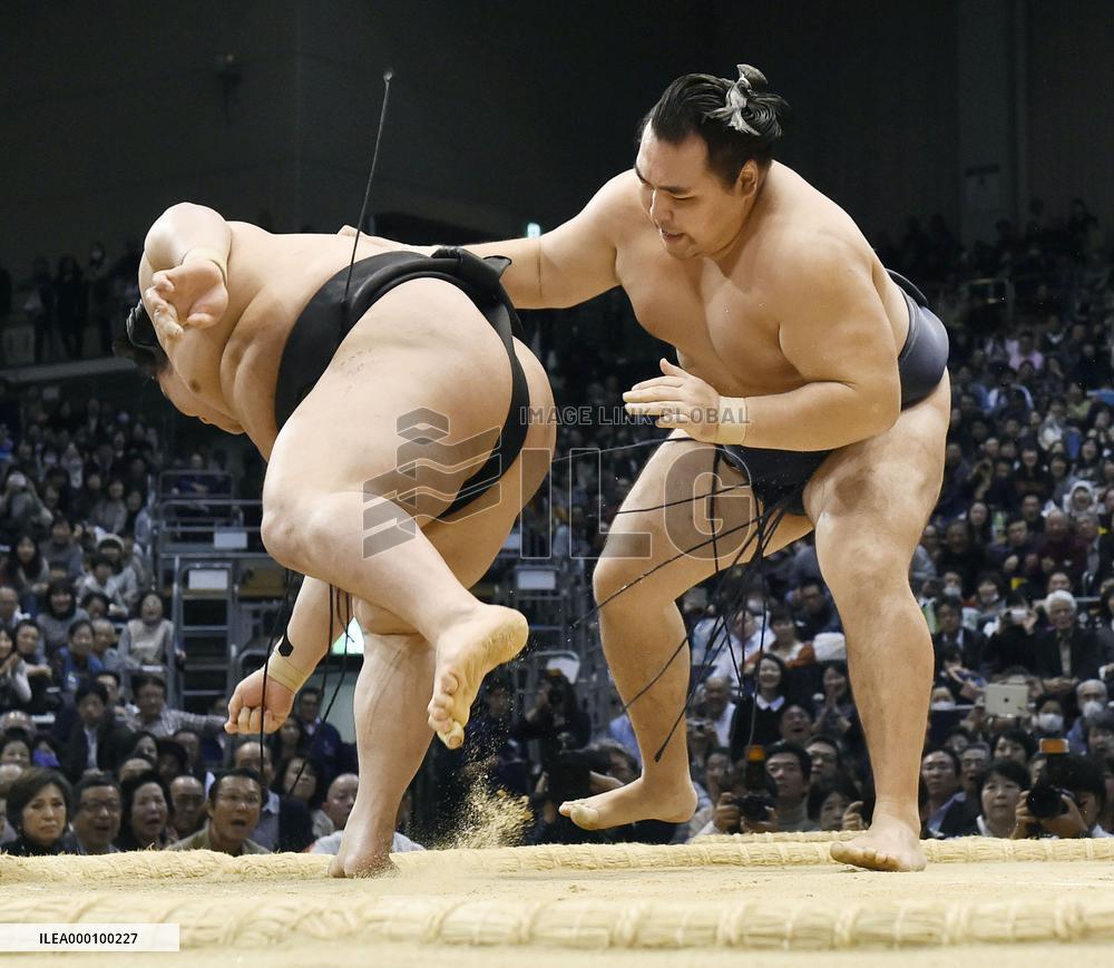 Sumo: Kakuryu beats Goeido to win Kyushu title