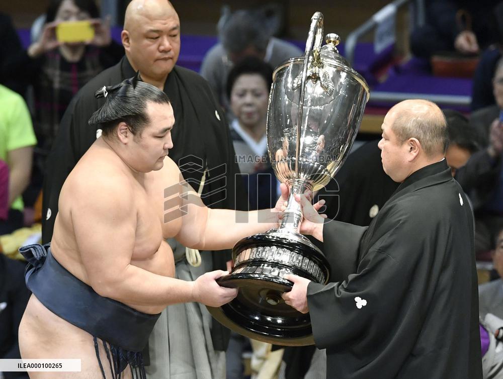 Yokozuna Kakuryu finishes Kyushu championship with 14th victory