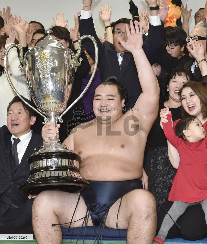 Yokozuna Kakuryu finishes Kyushu championship with 14th victory