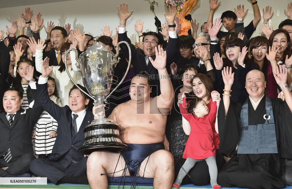 Yokozuna Kakuryu finishes Kyushu championship with 14th victory