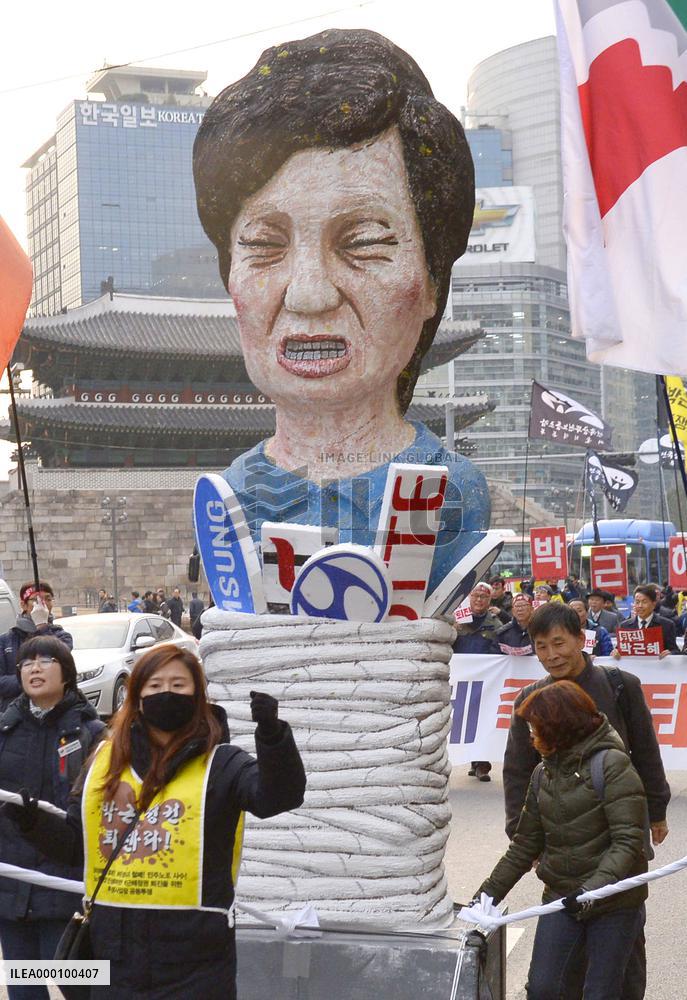 Protesters make likeness mocking South Korean president