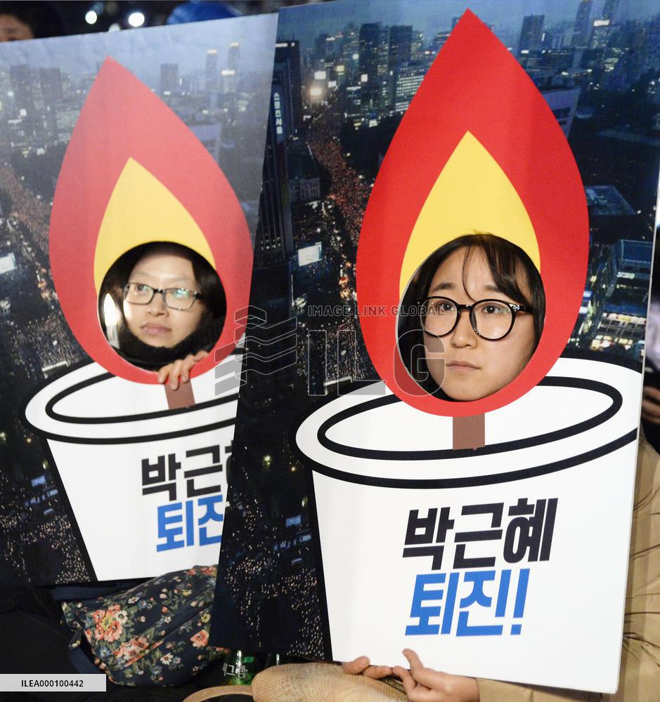 Rally against embattled President Park continues