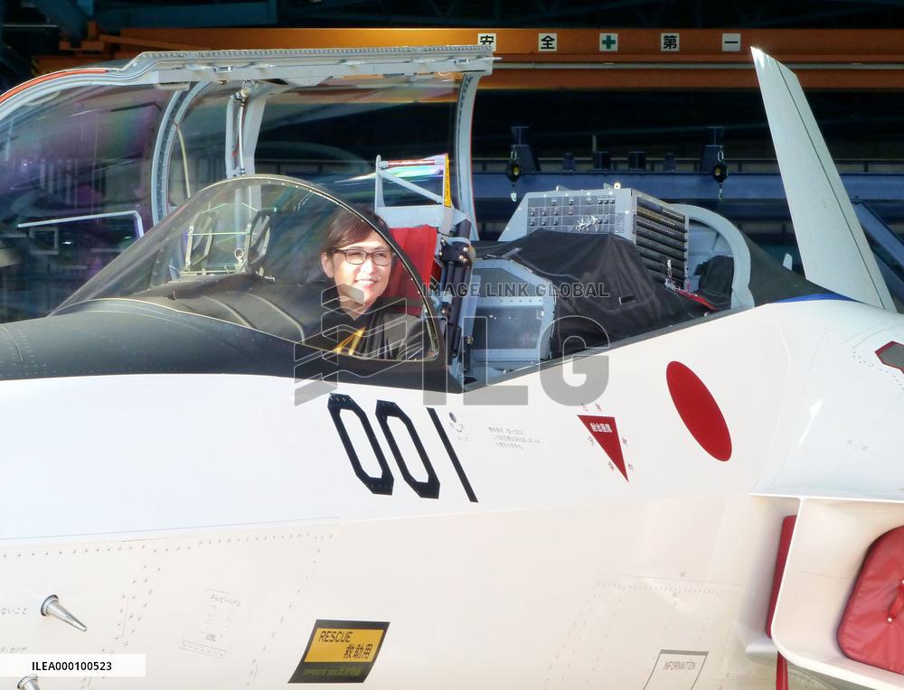 Inada climbs aboard prototype of stealth fighter