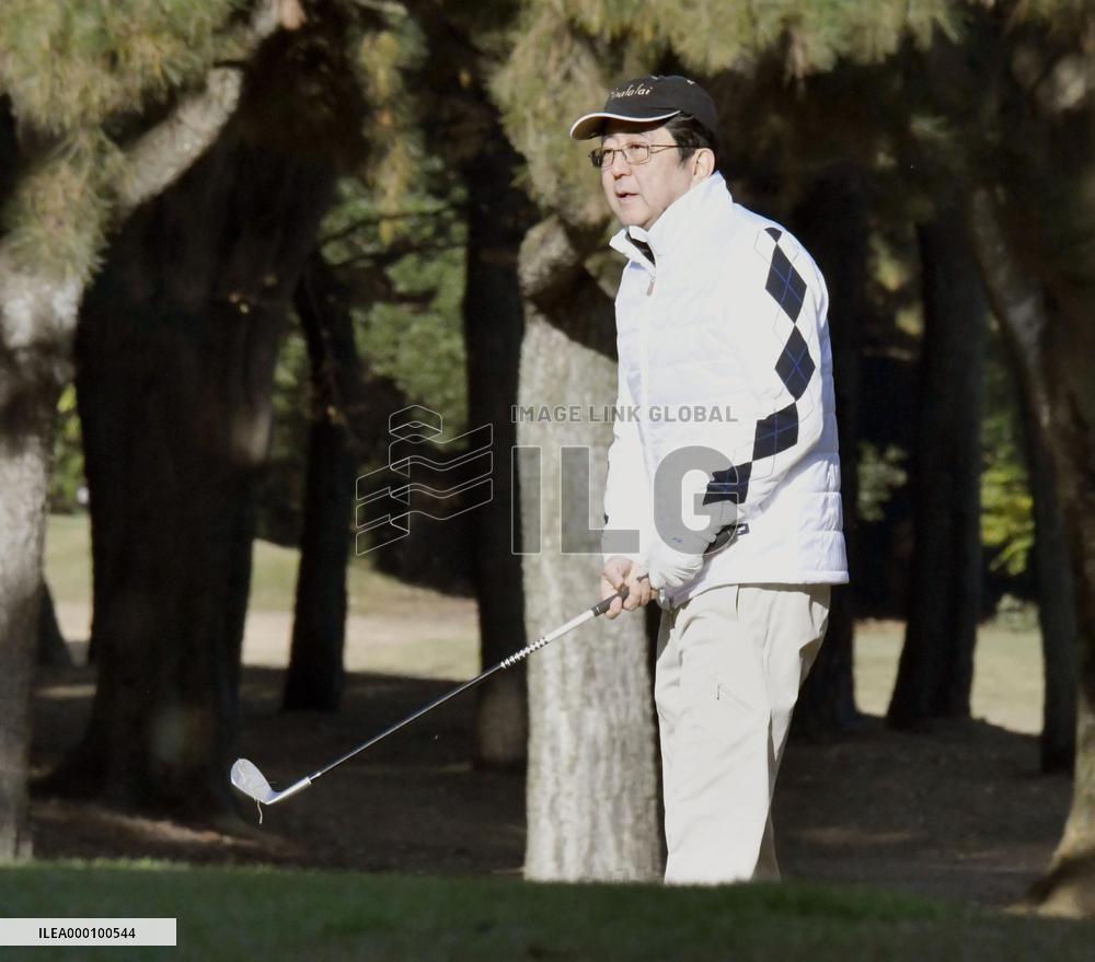 PM Abe plays golf