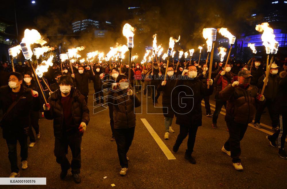 Rally continues to seek Park's resignation