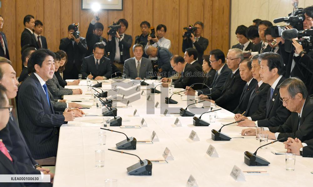 Abe vows to move treaty talks forward with Putin despite difficulty