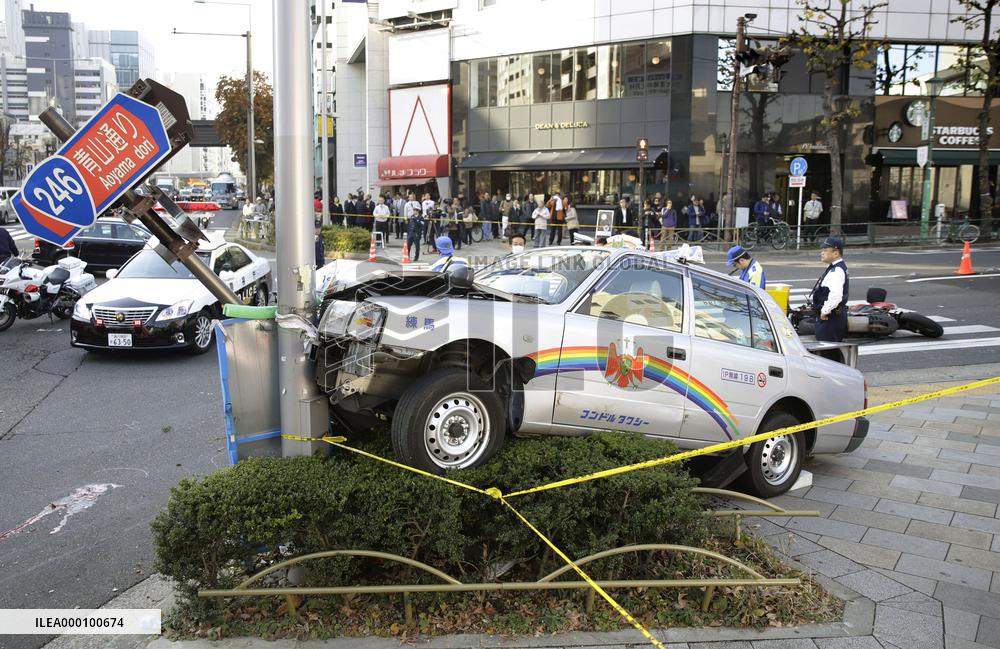 4 injured as taxi mounts sidewalk in central Tokyo