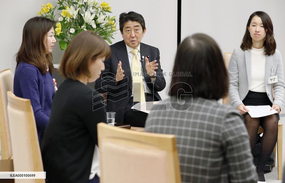 PM Abe meets with women with non-regular work experience