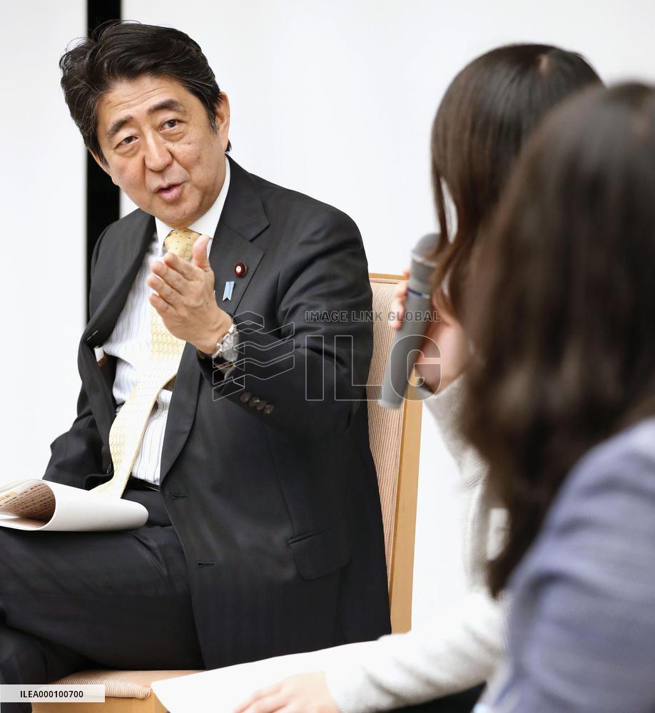 PM Abe meets with women with non-regular work experience