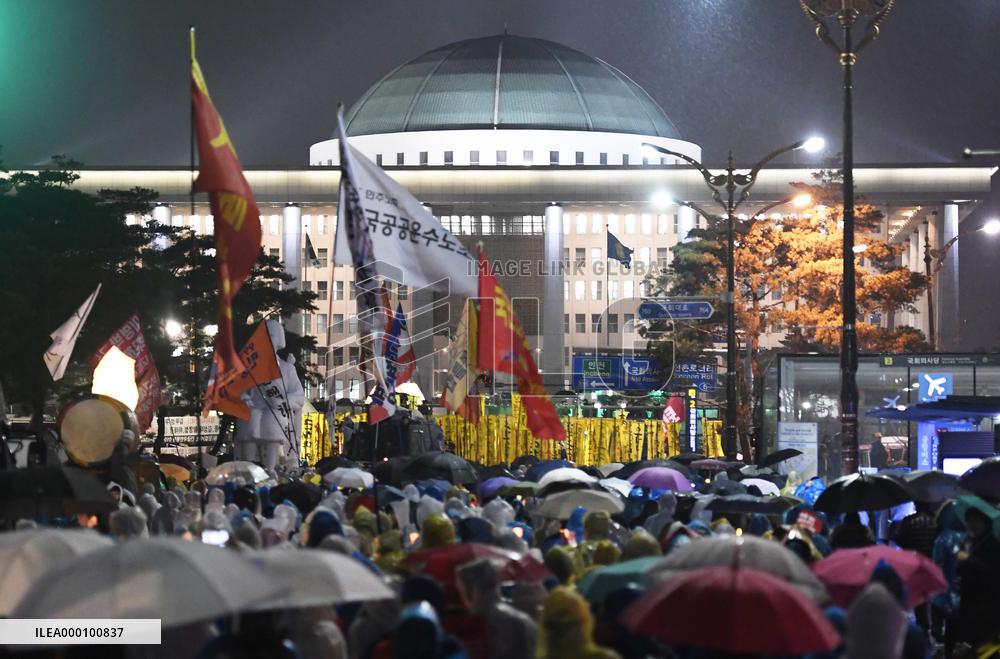 S. Koreans seek resignation of president