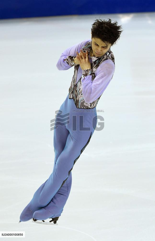 Hanyu takes lead with season's highest score in Grand Prix Final SP