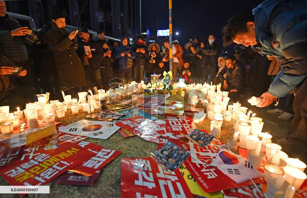 S. Koreans seek immediate resignation of President Park