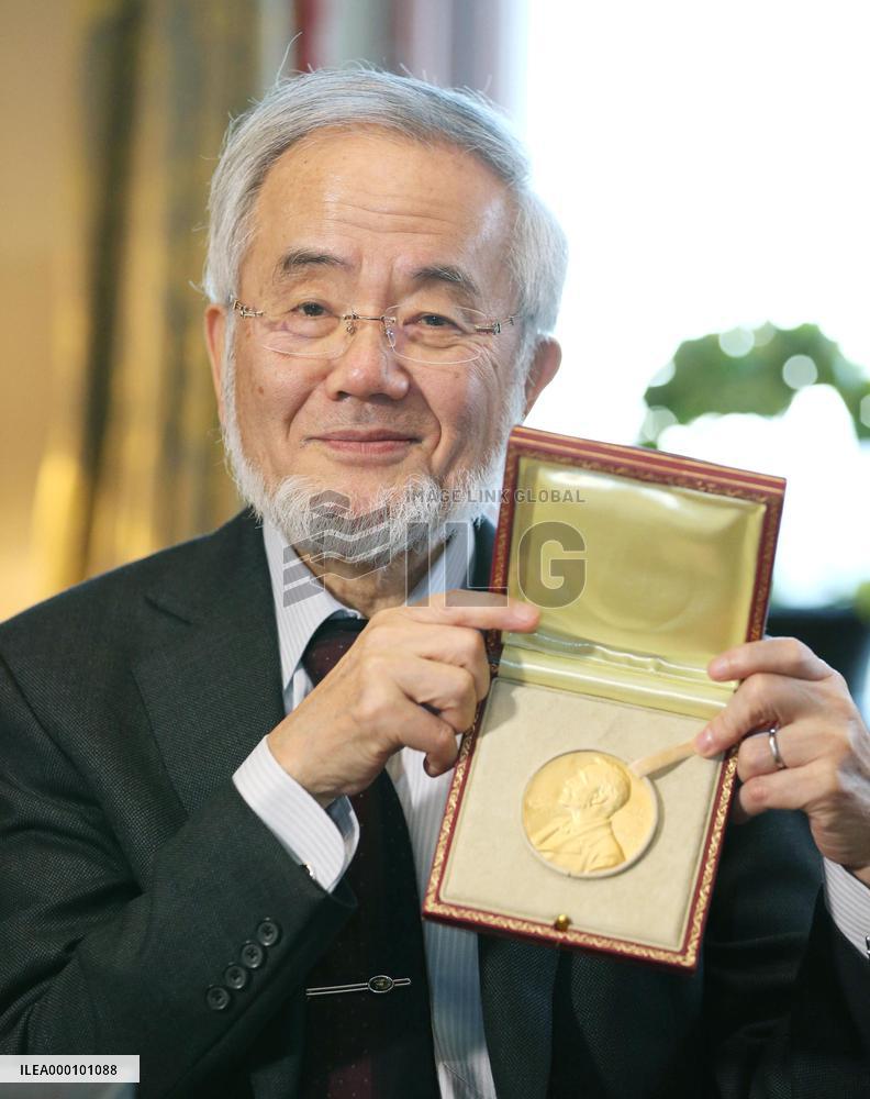 Japanese Nobel laureate Ohsumi shows his medal